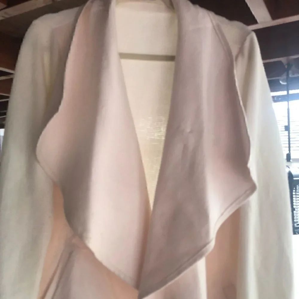 Very classy White Flutter long coat/ Cardigan - Picture 7 of 11